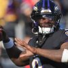 FootballR - NFL - Der Quarterback der NFL Baltimore Ravens, Lamar Jackson, wirft den Ball in der Divisional Round 2024.