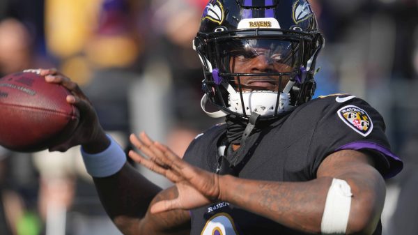 FootballR - NFL - Der Quarterback der NFL Baltimore Ravens, Lamar Jackson, wirft den Ball in der Divisional Round 2024.