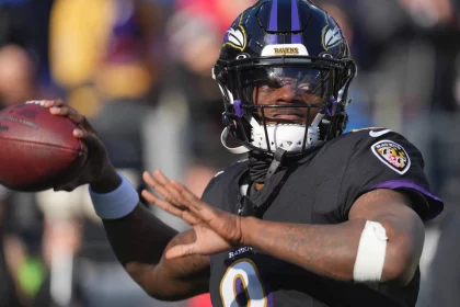 FootballR - NFL - Der Quarterback der NFL Baltimore Ravens, Lamar Jackson, wirft den Ball in der Divisional Round 2024.