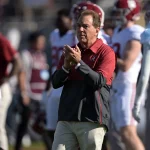 FootballR - NFL - Nick Saban, Cheftrainer von Alabama Crimson Tide, applaudiert seinem Team auf dem Spielfeld.