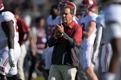 FootballR - NFL - Nick Saban, Cheftrainer von Alabama Crimson Tide, applaudiert seinem Team auf dem Spielfeld.