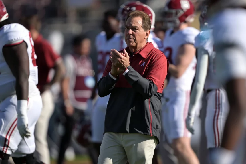 FootballR - NFL - Nick Saban, Cheftrainer von Alabama Crimson Tide, applaudiert seinem Team auf dem Spielfeld.