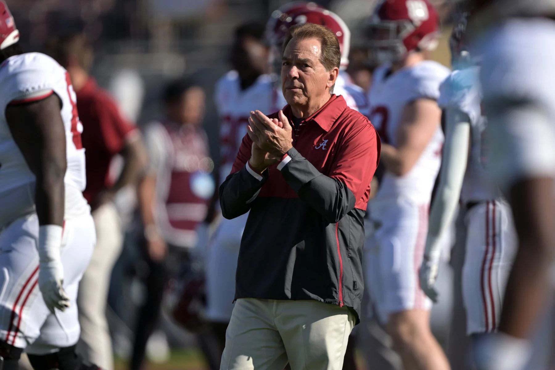 FootballR - NFL - Nick Saban, Cheftrainer von Alabama Crimson Tide, applaudiert seinem Team auf dem Spielfeld.
