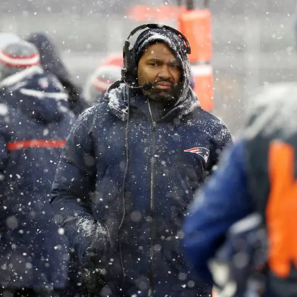 FootballR - NFL - Der Trainer der New England Patriots, Jerod Mayo, steht im Schnee.