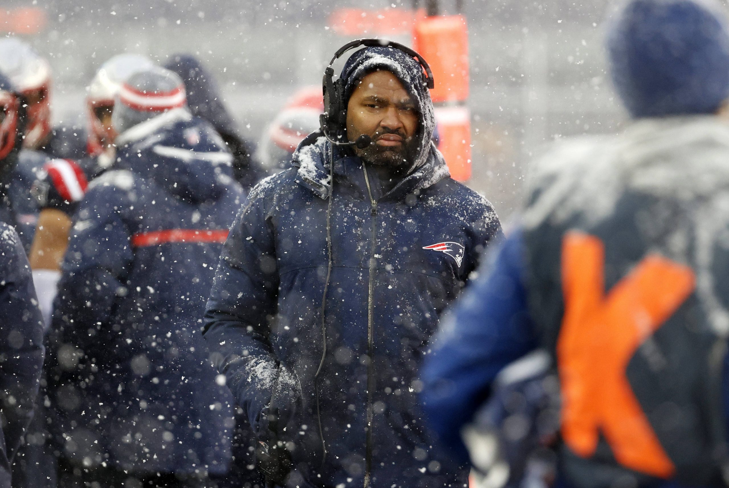 FootballR - NFL - Der Trainer der New England Patriots, Jerod Mayo, steht im Schnee.