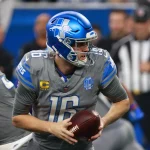 NFL Woche 2 - NFL - Jared Goff, ein Footballspieler der Detroit Lions, läuft mit dem Ball.