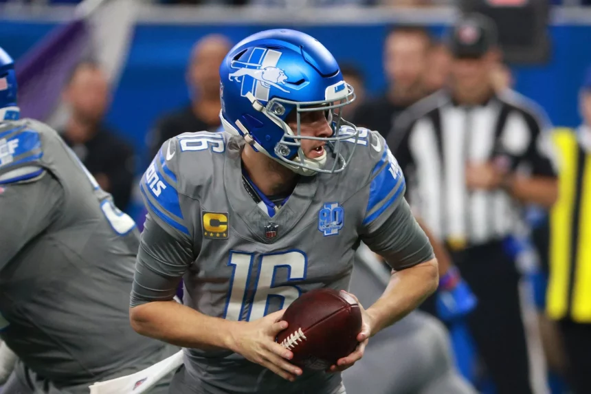 NFL Woche 2 - NFL - Jared Goff, ein Footballspieler der Detroit Lions, läuft mit dem Ball.