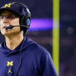 Signal-Diebstahl - NFL - Der Footballtrainer der Michigan Wolverines Jim Harbaugh steht am Spielfeldrand. Er und Bill Belichick sind im engeren Rennen um den Job als Head Coach der Atlanta Falcons.