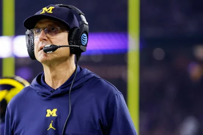 Signal-Diebstahl - NFL - Der Footballtrainer der Michigan Wolverines Jim Harbaugh steht am Spielfeldrand. Er und Bill Belichick sind im engeren Rennen um den Job als Head Coach der Atlanta Falcons.