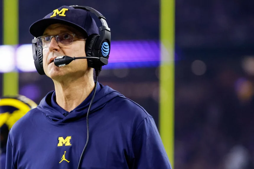 Signal-Diebstahl - NFL - Der Footballtrainer der Michigan Wolverines Jim Harbaugh steht am Spielfeldrand. Er und Bill Belichick sind im engeren Rennen um den Job als Head Coach der Atlanta Falcons.