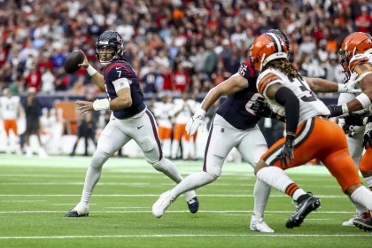 FootballR - NFL - Texans eliminieren Browns - Die Houston Texans und die Cleveland Browns spielen ein Wildcard-Footballspiel und zeigen eine beeindruckende Leistung, als die Texans die Browns eliminieren.