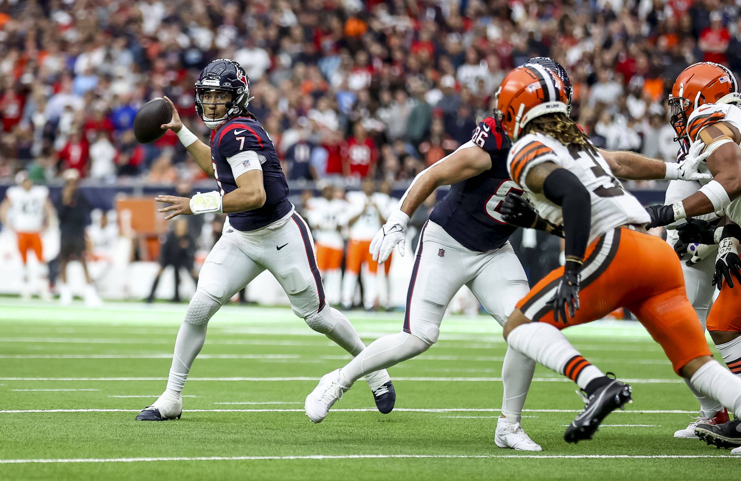 FootballR - NFL - Texans eliminieren Browns - Die Houston Texans und die Cleveland Browns spielen ein Wildcard-Footballspiel und zeigen eine beeindruckende Leistung, als die Texans die Browns eliminieren.