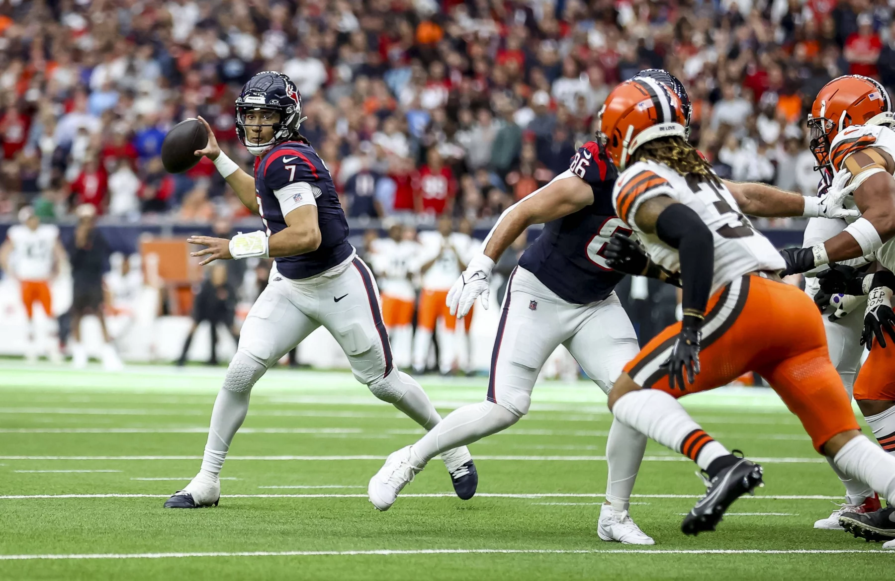 FootballR - NFL - Texans eliminieren Browns - Die Houston Texans und die Cleveland Browns spielen ein Wildcard-Footballspiel und zeigen eine beeindruckende Leistung, als die Texans die Browns eliminieren.