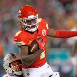 FootballR - NFL - Rashee Rice, ein Footballspieler der Kansas City Chiefs, läuft nach einem Pass von Patrick Mahomes mit dem Ball.