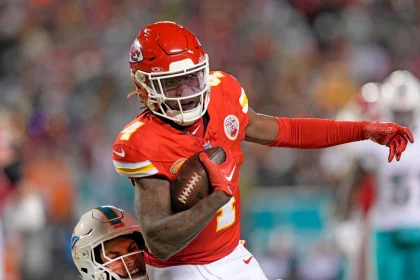 FootballR - NFL - Rashee Rice, ein Footballspieler der Kansas City Chiefs, läuft nach einem Pass von Patrick Mahomes mit dem Ball.