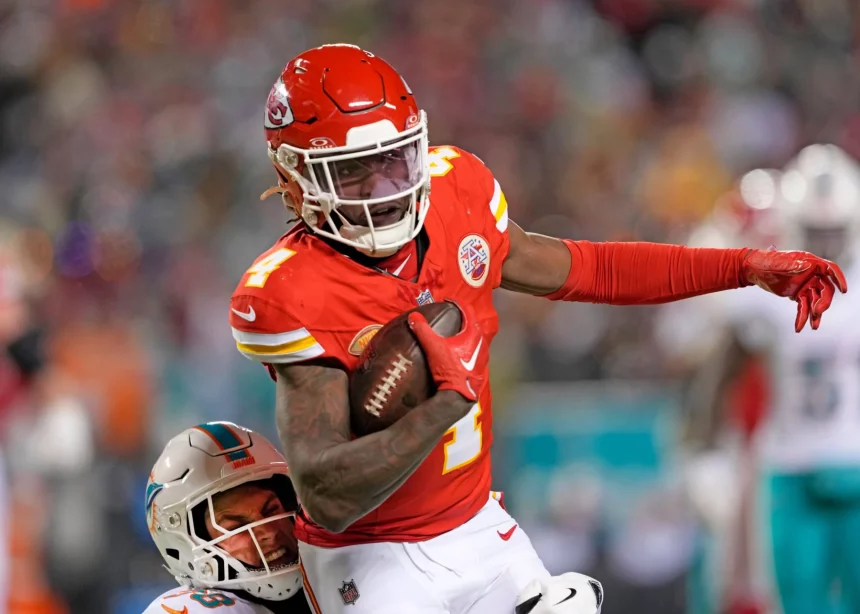 FootballR - NFL - Rashee Rice, ein Footballspieler der Kansas City Chiefs, läuft nach einem Pass von Patrick Mahomes mit dem Ball.