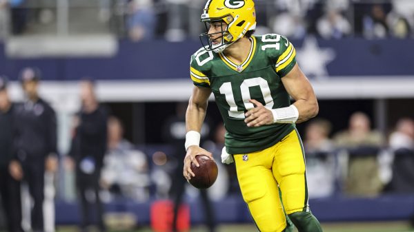 FootballR - NFL - Ein Footballspieler der Green Bay Packers, Jordan Love, läuft mit dem Ball in der NFL Divisional Round.
