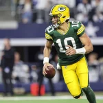 FootballR - NFL - Ein Footballspieler der Green Bay Packers, Jordan Love, läuft mit dem Ball in der NFL Divisional Round.