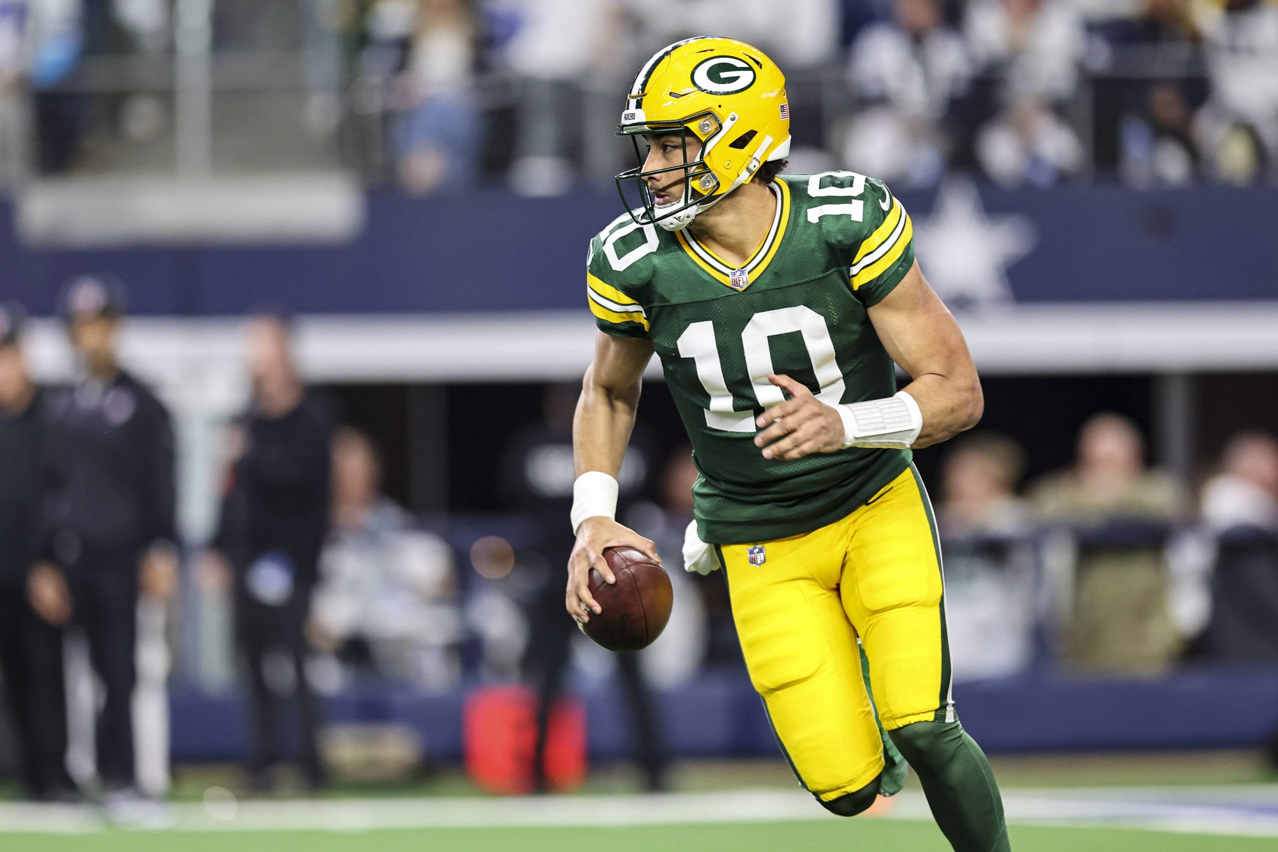 FootballR - NFL - Ein Footballspieler der Green Bay Packers, Jordan Love, läuft mit dem Ball in der NFL Divisional Round.