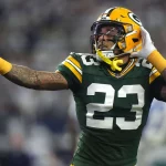 FootballR - NFL - Packers eliminieren Cowboys - Ein Spieler der Packers fängt einen Ball.