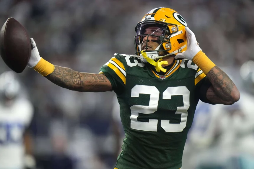 FootballR - NFL - Packers eliminieren Cowboys - Ein Spieler der Packers fängt einen Ball.