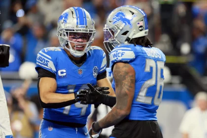 Bye Week Woche 8 - DAZN NFL - Zwei Footballspieler der Detroit Lions in blauen und silbernen Uniformen treten in einem dramatischen Wild Card Game gegen die Rams an. Amon-Ra St. Brown