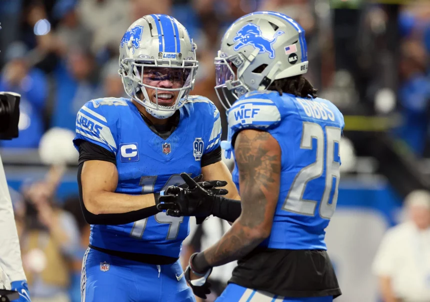 Bye Week Woche 8 - DAZN NFL - Zwei Footballspieler der Detroit Lions in blauen und silbernen Uniformen treten in einem dramatischen Wild Card Game gegen die Rams an. Amon-Ra St. Brown