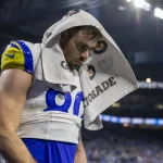 FootballR - NFL - Tyler Higbee, ein Footballspieler, mit einem Handtuch auf dem Kopf.