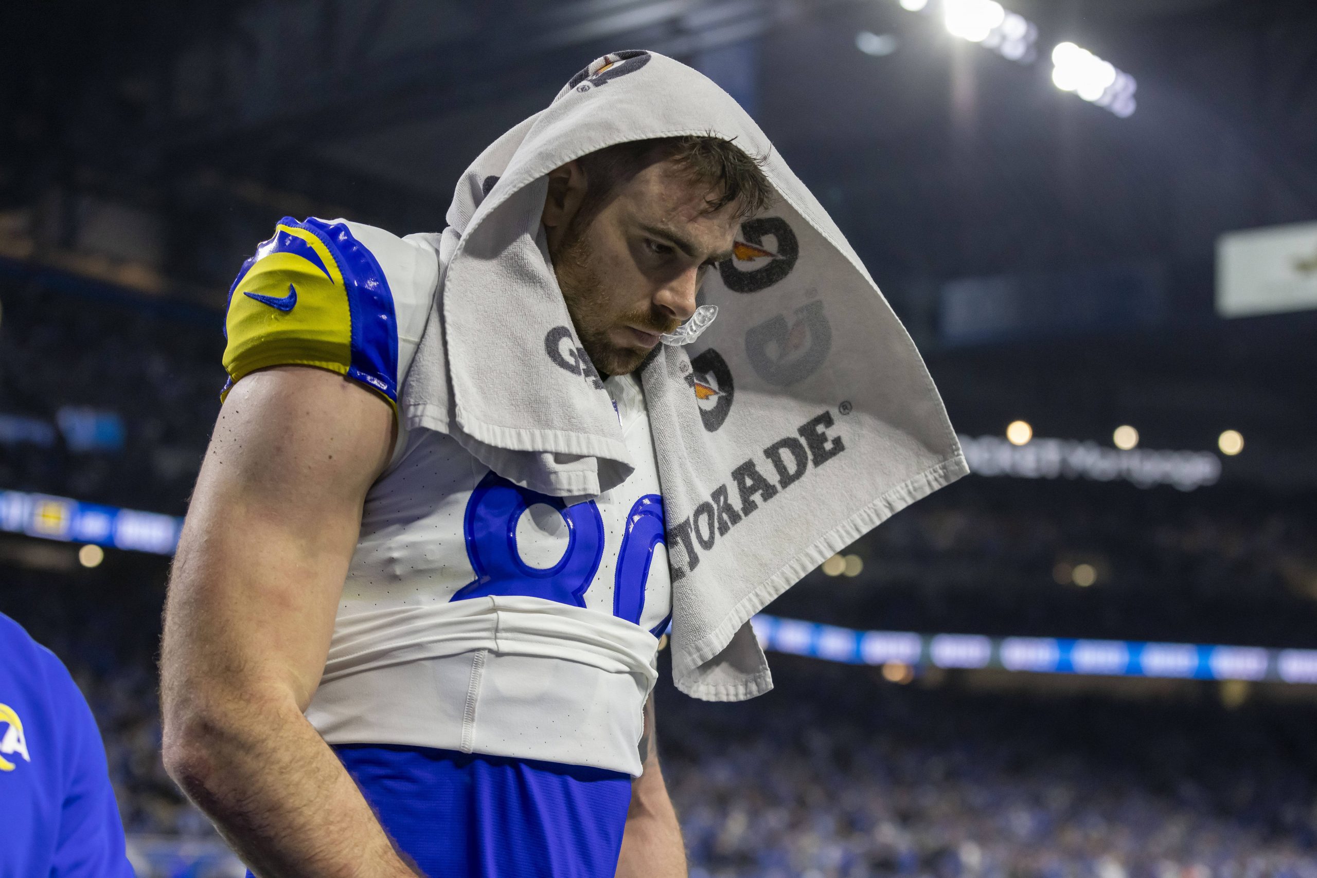 FootballR - NFL - Tyler Higbee, ein Footballspieler, mit einem Handtuch auf dem Kopf.