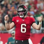 FootballR - NFL - Die Bucs feiern während eines Spiels. Baker Mayfield überzeugte.