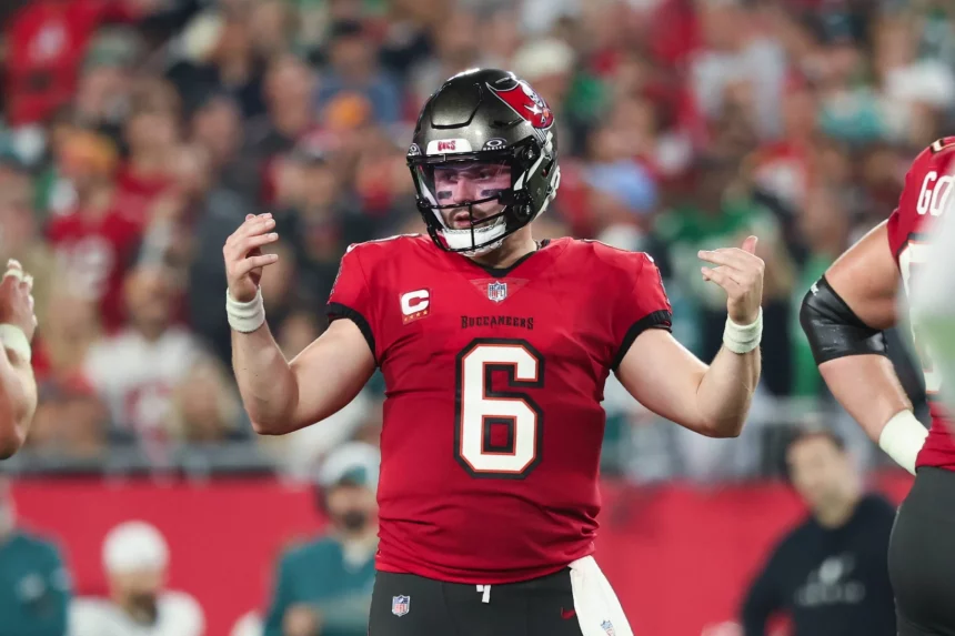 FootballR - NFL - Die Bucs feiern während eines Spiels. Baker Mayfield überzeugte.