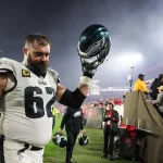 Tush Push - NFL - Jason Kelce, eine Eagles-Legende, mit Bart und Helm, kündigt Karriereende an.