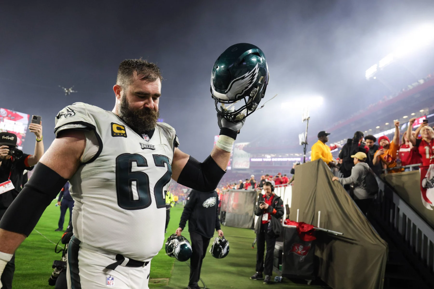 Tush Push - NFL - Jason Kelce, eine Eagles-Legende, mit Bart und Helm, kündigt Karriereende an.