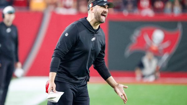 FootballR - NFL - Nick Sirianni, der Cheftrainer der Philadelphia Eagles, brüllt auf dem Feld.