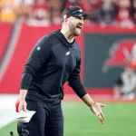 FootballR - NFL - Nick Sirianni, der Cheftrainer der Philadelphia Eagles, brüllt auf dem Feld.