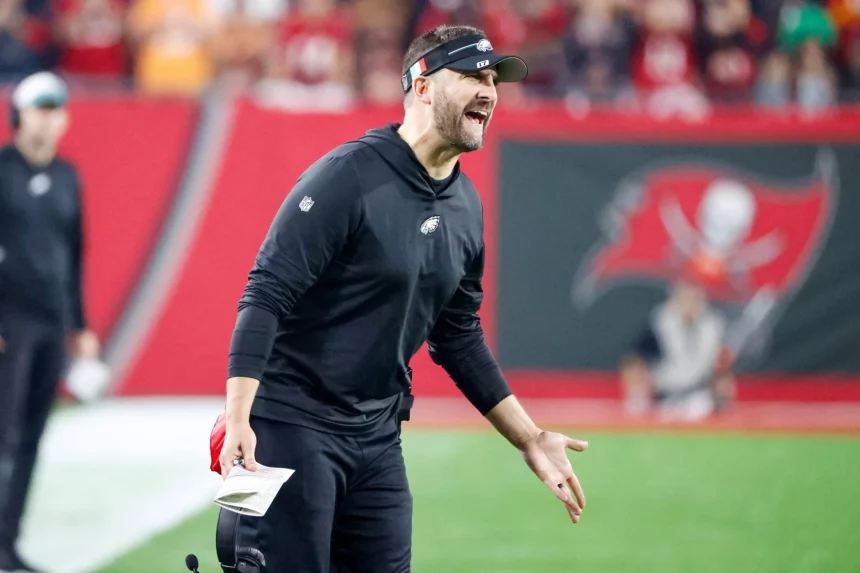 FootballR - NFL - Nick Sirianni, der Cheftrainer der Philadelphia Eagles, brüllt auf dem Feld.