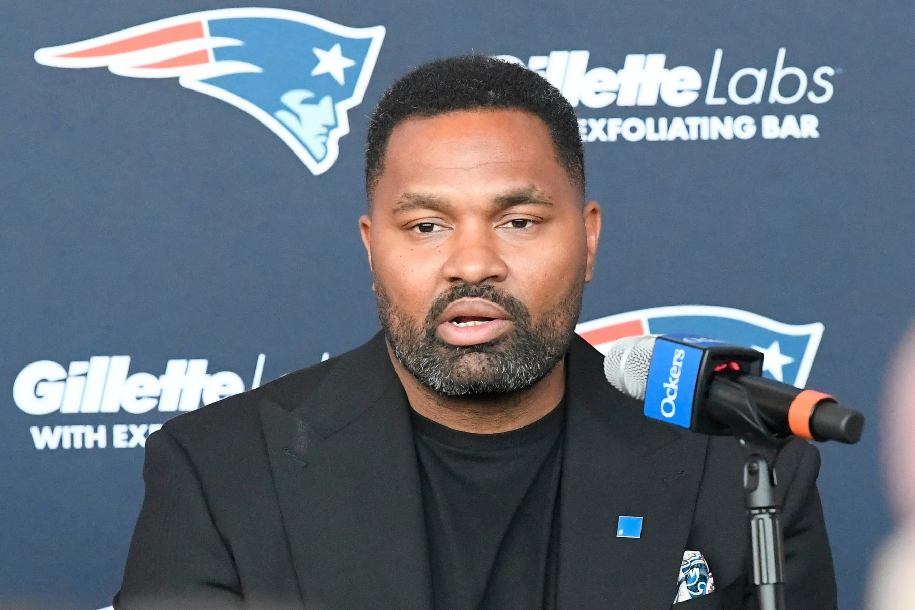 FootballR - NFL - Jerod Mayo, ein Spieler der Patriots, spricht in ein Mikrofon.