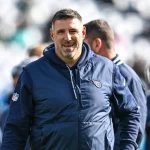 FootballR - NFL - Der ehemalige Head Coach der Tennessee Titans der NFL, Mike Vrabel, lächelt.
