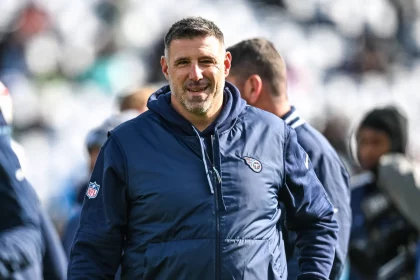 FootballR - NFL - Der ehemalige Head Coach der Tennessee Titans der NFL, Mike Vrabel, lächelt.