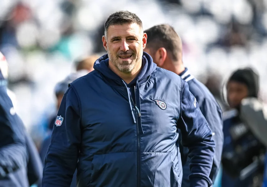 FootballR - NFL - Der ehemalige Head Coach der Tennessee Titans der NFL, Mike Vrabel, lächelt.