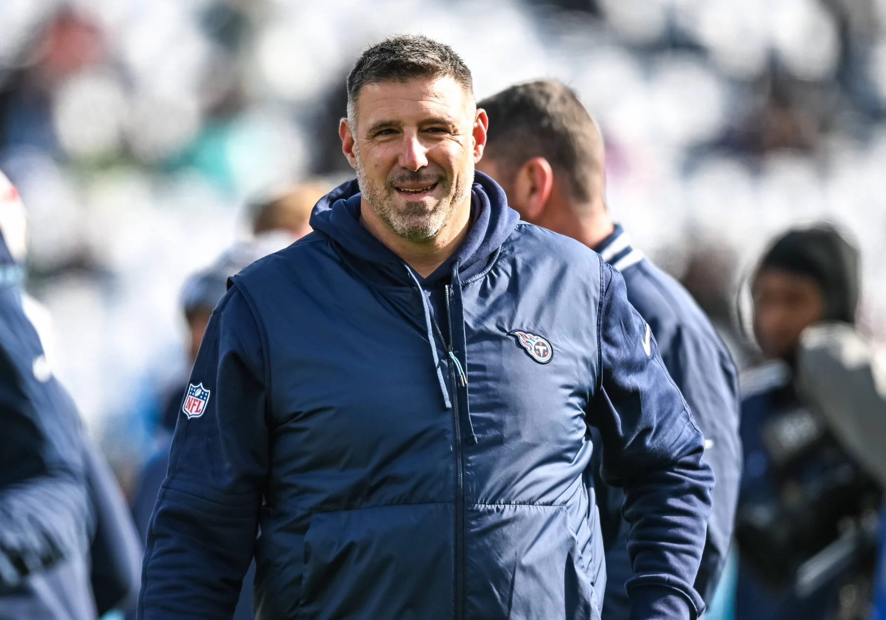 FootballR - NFL - Der ehemalige Head Coach der Tennessee Titans der NFL, Mike Vrabel, lächelt.