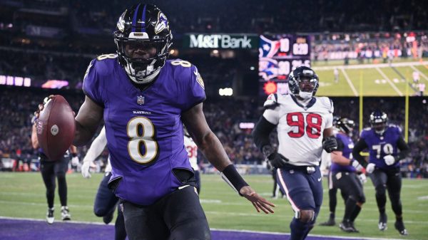 FootballR - NFL - Lamar Jackson, ein Spieler der Baltimore Ravens, läuft während der Divisionsrunde mit dem Ball.