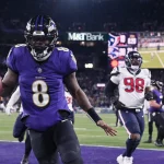 FootballR - NFL - Lamar Jackson, ein Spieler der Baltimore Ravens, läuft während der Divisionsrunde mit dem Ball.