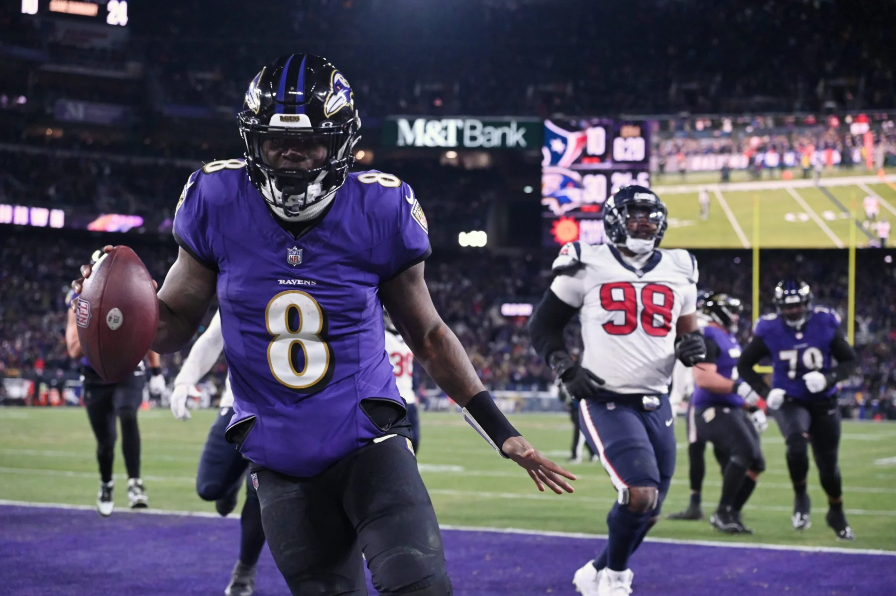 FootballR - NFL - Lamar Jackson, ein Spieler der Baltimore Ravens, läuft während der Divisionsrunde mit dem Ball.