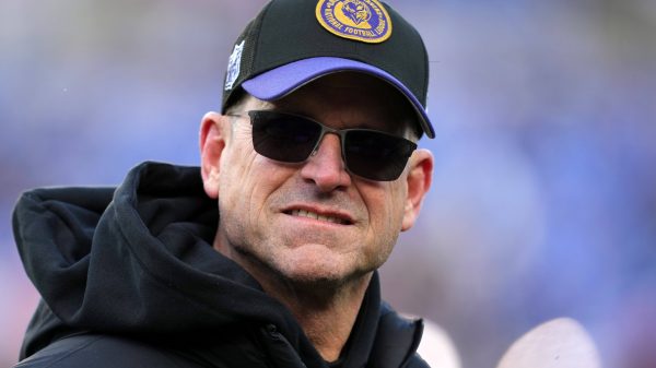 FootballR - NFL - Der Coach der Michigan Wolverines, Jim Harbaugh, trägt eine Sonnenbrille. Wechsel zu den Chargers?