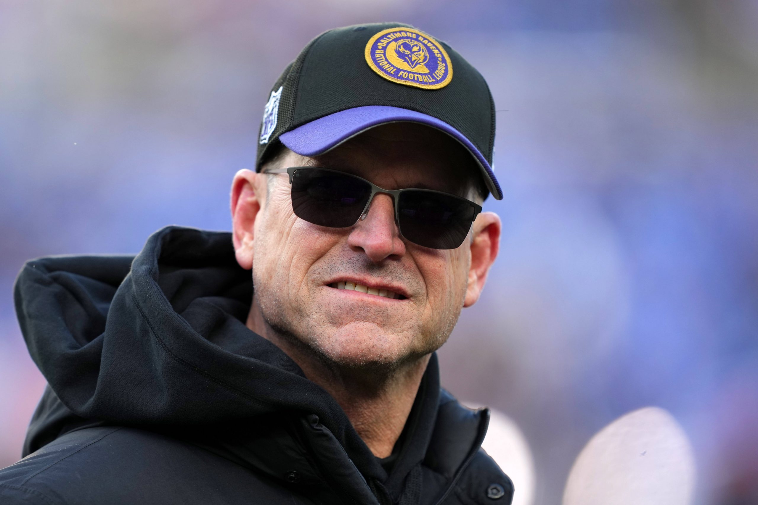 FootballR - NFL - Der Coach der Michigan Wolverines, Jim Harbaugh, trägt eine Sonnenbrille. Wechsel zu den Chargers?