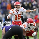 FootballR - NFL Divisional Round - Diese Beschreibung wurde automatisch generiert. Die Chiefs streben im direkten Duell mit den Baltimore Ravens ihren zweiten Super Bowl LVIII Titel in Folge an.