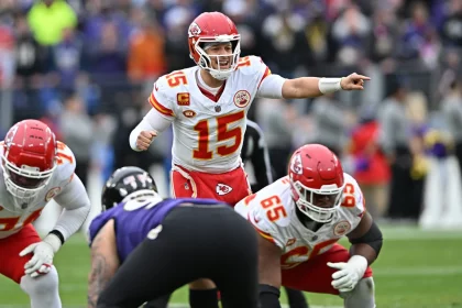 FootballR - NFL Divisional Round - Diese Beschreibung wurde automatisch generiert. Die Chiefs streben im direkten Duell mit den Baltimore Ravens ihren zweiten Super Bowl LVIII Titel in Folge an.