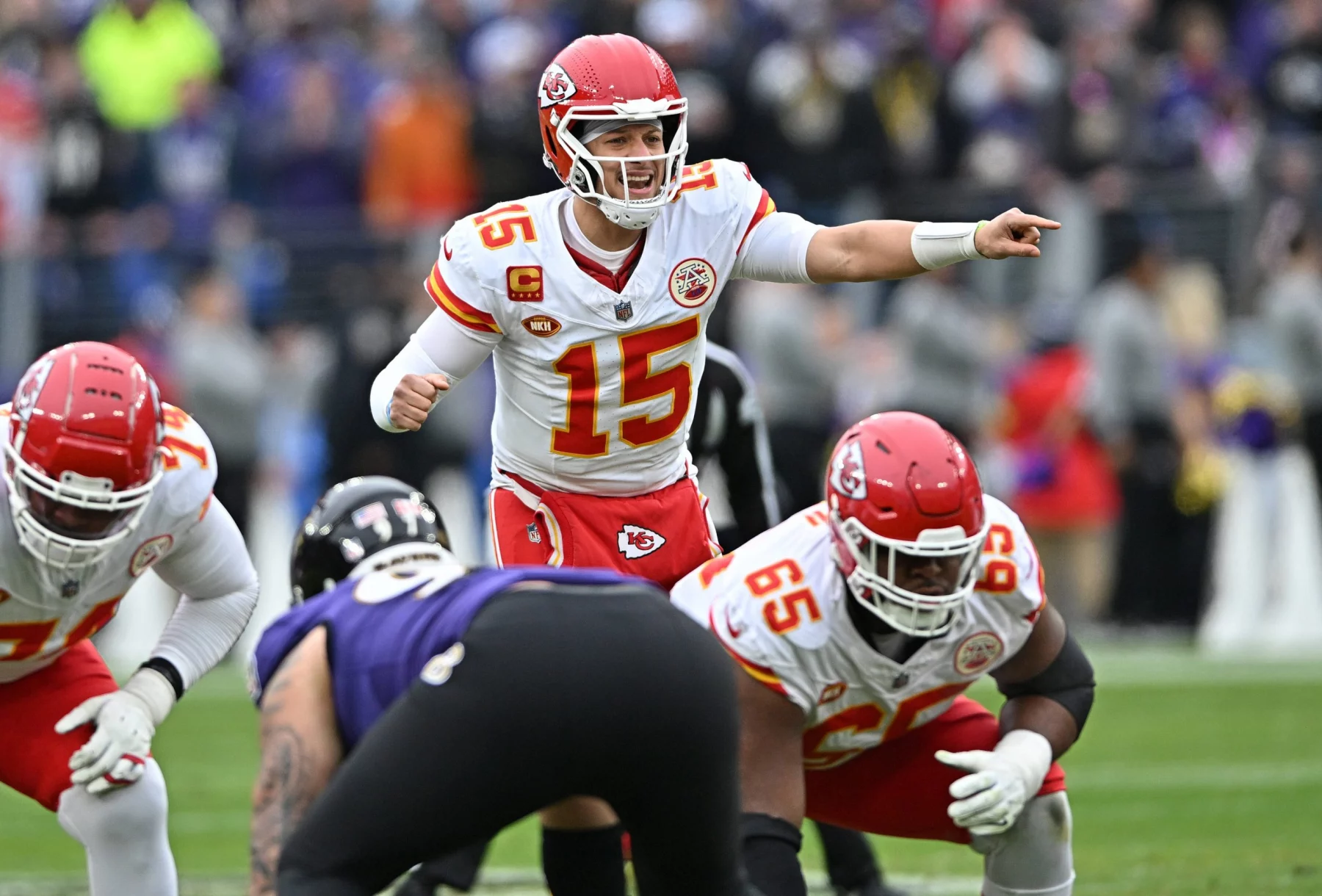 FootballR - NFL Divisional Round - Diese Beschreibung wurde automatisch generiert. Die Chiefs streben im direkten Duell mit den Baltimore Ravens ihren zweiten Super Bowl LVIII Titel in Folge an.