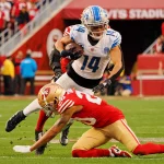 FootballR - NFL - Diese Beschreibung wurde automatisch generiert. Die Detroit Lions trafen in einem mit Spannung erwarteten Duell auf die San Francisco 49ers. Auch wenn ihre Playoff-Ambitionen gescheitert sind, sind die Lions und vor allem Amon-Ra St. Brown entschlossen, ihr Bestes zu geben und möglicherweise ihre Super-Bowl-Träume zu verwirklichen.